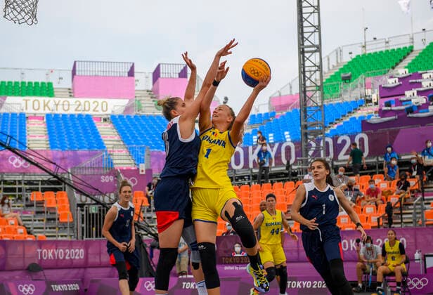 Claudia CUIC (ROM), Aktion, Zweikampf, gegen Evgeniia FROLKINA (ROC), links, Rumaenien Romania (ROU) gegen Russian Olympic Committee ROC 12:21 3 x 3 Basketball der Frauen, Women s Pool Round, Aomi Urban Sports Park 26.07.2021 Olympische Sommerspiele 2020, vom 23.07. - 08.08.2021 in Tokio Japan.