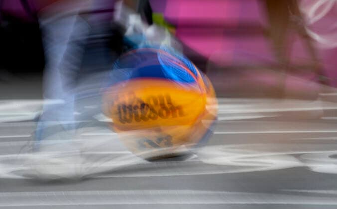 Basketball und Schuhe, verwischt, Feature, Symbolfoto, Randmotiv, Rumaenien Romania (ROU) gegen Russian Olympic Committee ROC 12:21 3 x 3 Basketball der Frauen, Women s Pool Round, Aomi Urban Sports Park 26.07.2021 Olympische Sommerspiele 2020, vom 23.07. - 08.08.2021 in Tokio Japan.