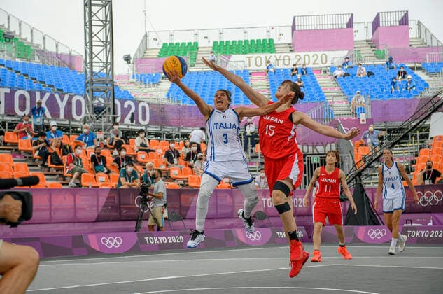Raelin D ALIE Dalie (ITA), lijnks, gegen Risa NISHIOTA (JPN), Aktion, Zweikampf, Italien (ITA) gegen Japan (JPN) 10:22 3 x 3 Basketball der Frauen, Women s Pool Round, Aomi Urban Sports Park 26.07.2021 Olympische Sommerspiele 2020, vom 23.07. - 08.08.2021 in Tokio Japan.