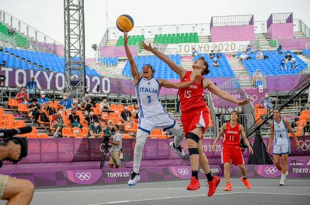 Raelin D ALIE Dalie (ITA), lijnks, gegen Risa NISHIOTA (JPN), Aktion, Zweikampf, Italien (ITA) gegen Japan (JPN) 10:22 3 x 3 Basketball der Frauen, Women s Pool Round, Aomi Urban Sports Park 26.07.2021 Olympische Sommerspiele 2020, vom 23.07. - 08.08.2021 in Tokio Japan.