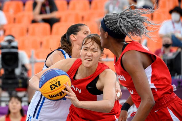Risa NISHIOTA (JPN), links, Aktion, rechts Stephanie MAWULI (JPN), Italien (ITA) gegen Japan (JPN) 10:22 3 x 3 Basketball der Frauen, Women s Pool Round, Aomi Urban Sports Park 26.07.2021 Olympische Sommerspiele 2020, vom 23.07. - 08.08.2021 in Tokio Japan.