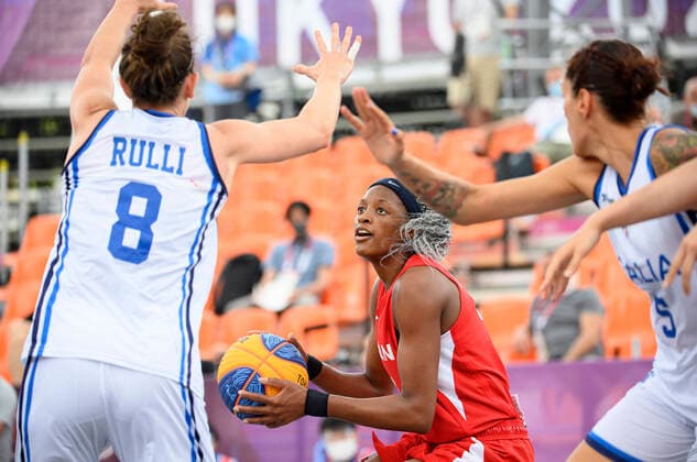 Stephanie MAWULI (JPN), Mitte, Aktion, Zweikampf, gegen Giulia RULLI (ITA) (links) und Marcella FILIPPI (ITA) Italien (ITA) gegen Japan (JPN) 10:22 3 x 3 Basketball der Frauen, Women s Pool Round, Aomi Urban Sports Park 26.07.2021 Olympische Sommerspiele 2020, vom 23.07. - 08.08.2021 in Tokio Japan.