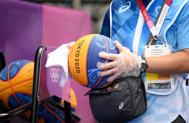Ein Volunteer desinfiziert einen Bsketball, Feature, Symbolfoto, Randmotiv, Italien (ITA) gegen Japan (JPN) 10:22 3 x 3 Basketball der Frauen, Women s Pool Round, Aomi Urban Sports Park 26.07.2021 Olympische Sommerspiele 2020, vom 23.07. - 08.08.2021 in Tokio Japan.