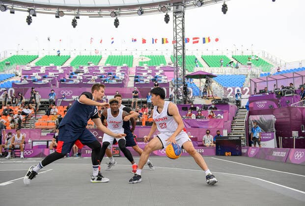 Ryuto YASUOKA (JPN), rechts, gegen Alexander ZUEV (ROC), Aktion, Zweikampf, Mitte: Ira BROWN (JPN), Japan (JPN) gegen Russian Olympic Committee ROC 16:19 3 x 3 Basketball der Maenner, Men s Pool Round, Aomi Urban Sports Park 26.07.2021 Olympische Sommerspiele 2020, vom 23.07. - 08.08.2021 in Tokio Japan.