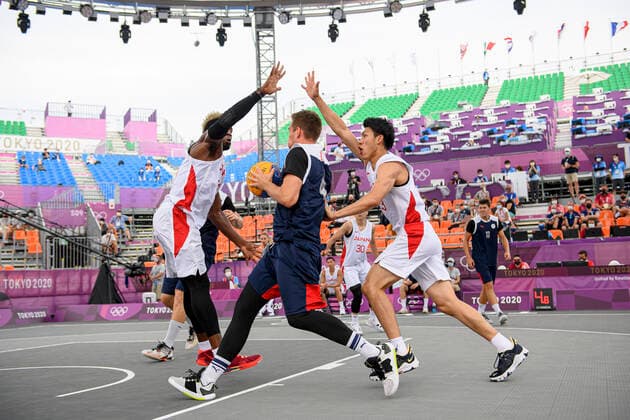 von links: Ira BROWN (JPN), gegen Alexander ZUEV (ROC), Ryuto YASUOKA (JPN), Aktion, Zweikampf, Japan (JPN) gegen Russian Olympic Committee ROC 16:19 3 x 3 Basketball der Maenner, Men s Pool Round, Aomi Urban Sports Park 26.07.2021 Olympische Sommerspiele 2020, vom 23.07. - 08.08.2021 in Tokio Japan.