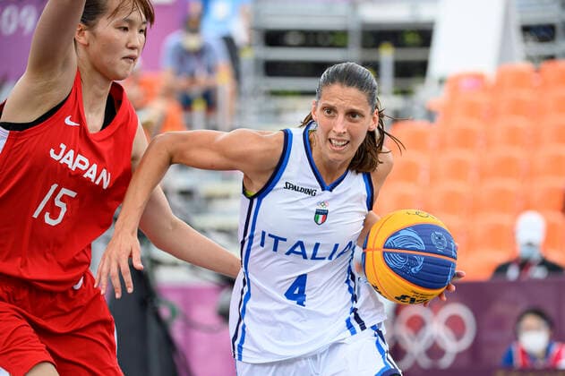 von links Risa NISHIOTA (JPN), gegen Chiara CONSOLINI (ITA) Aktion, Zweikampf, Italien (ITA) gegen Japan (JPN) 10:22 3 x 3 Basketball der Frauen, Women s Pool Round, Aomi Urban Sports Park 26.07.2021 Olympische Sommerspiele 2020, vom 23.07. - 08.08.2021 in Tokio Japan.