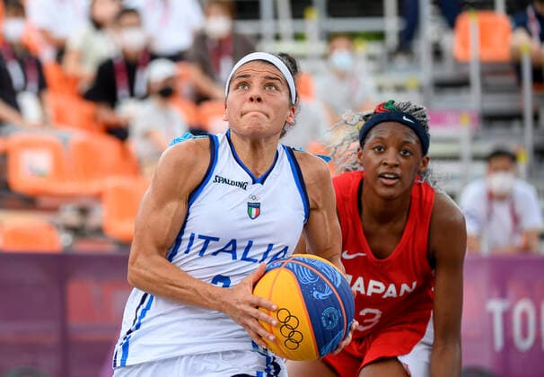 v.l. Raelin D ALIE Dalie (ITA) und Stephanie MAWULI (JPN), Aktion, Zweikampf, Feature, Symbolfoto, Randmotiv, Italien (ITA) gegen Japan (JPN) 10:22 3 x 3 Basketball der Frauen, Women s Pool Round, Aomi Urban Sports Park 26.07.2021 Olympische Sommerspiele 2020, vom 23.07. - 08.08.2021 in Tokio Japan.