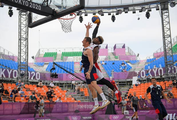 Ira BROWN (JPN), rechts, Aktion, Zweikampf, gegen Stanislav SHAROV (ROC) Japan (JPN) gegen Russian Olympic Committee ROC 16:19 3 x 3 Basketball der Maenner, Men s Pool Round, Aomi Urban Sports Park 26.07.2021 Olympische Sommerspiele 2020, vom 23.07. - 08.08.2021 in Tokio Japan.
