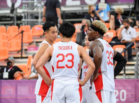 Besprechung der japanischen Spieler, von links: von links: Tomoya OCHIAI (JPN), Ryuto YASUOKA (JPN), Keisei TOMINAGI (JPN) und Ira BROWN (JPN), Japan (JPN) gegen Russian Olympic Committee ROC 16:19 3 x 3 Basketball der Maenner, Men s Pool Round, Aomi Urban Sports Park 26.07.2021 Olympische Sommerspiele 2020, vom 23.07. - 08.08.2021 in Tokio Japan.