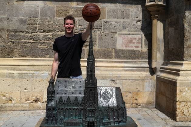 Sport Bilder des Tages BASKETBALL - photo shooting with Jakob Poeltl VIENNA,AUSTRIA,26.JUL.21 - BASKETBALL - photo shooting with Jakob Poeltl. Image shows Jakob Poeltl (San Antonio Spurs).  GEPAxpictures xPhilippxBrem