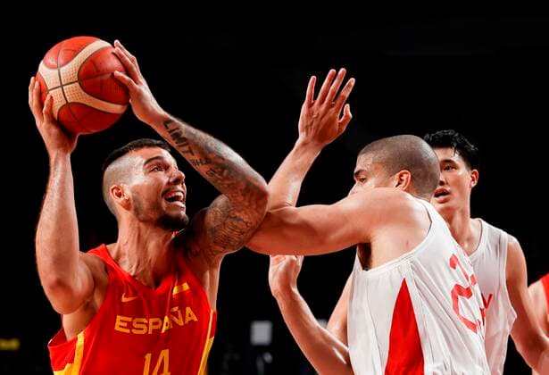 Spain s Willy Herangomez (L) in action against Japan s Gavin Edwards (R) during the match between Spain and Japan for Group C of men s basketball for the 2020 Olympic Games, Olympische Spiele, Olympia, OS at the Saitama Super Arena in Tokyo, Japan, 25 July 2021. 2020 Olympics Basketball: Spain - Japan !ACHTUNG: NUR REDAKTIONELLE NUTZUNG!  Copyright: xKaixFoesterlingx EVE2445 20210726-5c79a743aa99953218ee1a6f72c2605ed33c7899