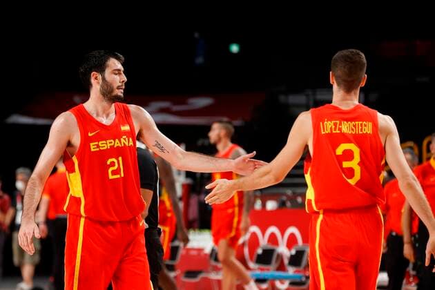 Spain s Alex Abrines (L) and Xabi Lopez-Arostegui (R) celebrate after defeating Japana after the match for Group C of men s basketball for the 2020 Olympic Games, Olympische Spiele, Olympia, OS at the Saitama Super Arena in Tokyo, Japan, 25 July 2021. 2020 Olympics Basketball: Spain - Japan !ACHTUNG: NUR REDAKTIONELLE NUTZUNG!  Copyright: xKaixFoesterlingx EVE2459 20210726-93420b74c7897ece7f5a9f111a019283735113fb