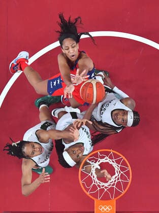 Sport Bilder des Tages (210727) -- TOKYO, July 27, 2021 -- A Ja Wilson (top) of the United States competes during the women s preliminary round Group B match of basketball between the United States and Nigeria at Tokyo 2020 Olympic Games, Olympische Spiele, Olympia, OS in Tokyo, Japan, July 27, 2021. ) (TOKYO2020)JAPAN-TOKYO-OLY-BASKETBALL-WOMEN S-PRELIMINARY-GROUP B MengxYongmin 