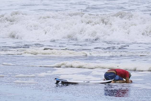 Bilder des Jahres 2021, Sport 07. Juli Sport Themen der Woche KW30 Sport Bilder des Tages Tokyo Olympics: Surfing Kanoa Igarashi of Japan reacts after losing to Italo Ferreira of Brazil in the men s surfing gold medal match at the Tokyo Olympics on July 27, 2021, at Tsurigasaki Surfing Beach in Ichinomiya, Chiba Prefecture, eastern Japan. (SELECTION)  A14AA0000754684P