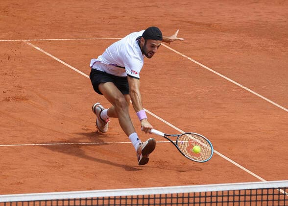 Stefano Travaglia spielt einen tiefen Vorhand Volley am Netz Copyright: xJuergenxHasenkopfx