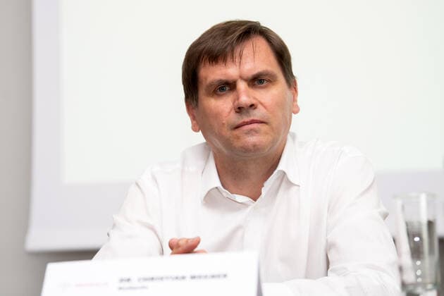 Pressekonferenz Basketball BARMER 2. Basketball Bundesliga ProA Science City Jena wird zu MEDIPOLIS SC Jena Medipolis-Geschäftsführer Dr. Christian Wegner, Portrait Sparkassen Arena Jena