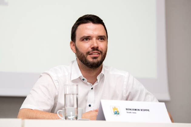 Pressekonferenz Basketball BARMER 2. Basketball Bundesliga ProA Science City Jena wird zu MEDIPOLIS SC Jena Jenas Finanzdezernent Benjamin Koppe, Portrait Sparkassen Arena Jena
