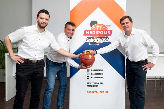 Pressekonferenz Basketball BARMER 2. Basketball Bundesliga ProA Science City Jena wird zu MEDIPOLIS SC Jena v.li. Jenas Finanzdezernent Benjamin Koppe, Baskets Jena Geschäftsführer Lars Eberlein und Medipolis-Geschäftsführer Dr. Christian Wegner präsentieren das neue Logo Sparkassen Arena Jena