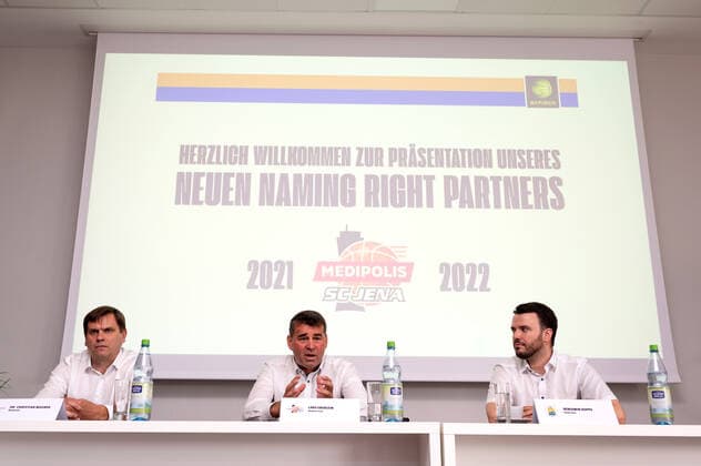 Pressekonferenz Basketball BARMER 2. Basketball Bundesliga ProA Science City Jena wird zu MEDIPOLIS SC Jena v.li Medipolis-Geschäftsführer Dr. Christian Wegner, Baskets Jena Geschäftsführer Lars Eberlein und Jenas Finanzdezernent Benjamin Koppe Sparkassen Arena Jena