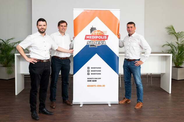 Pressekonferenz Basketball BARMER 2. Basketball Bundesliga ProA Science City Jena wird zu MEDIPOLIS SC Jena v.li. Jenas Finanzdezernent Benjamin Koppe, Medipolis-Geschäftsführer Dr. Christian Wegner und Baskets Jena Geschäftsführer Lars Eberlein präsentieren das neue Logo Sparkassen Arena Jena