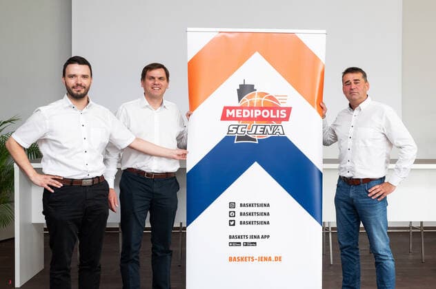 Pressekonferenz Basketball BARMER 2. Basketball Bundesliga ProA Science City Jena wird zu MEDIPOLIS SC Jena v.li. Jenas Finanzdezernent Benjamin Koppe, Medipolis-Geschäftsführer Dr. Christian Wegner und Baskets Jena Geschäftsführer Lars Eberlein präsentieren das neue Logo Sparkassen Arena Jena