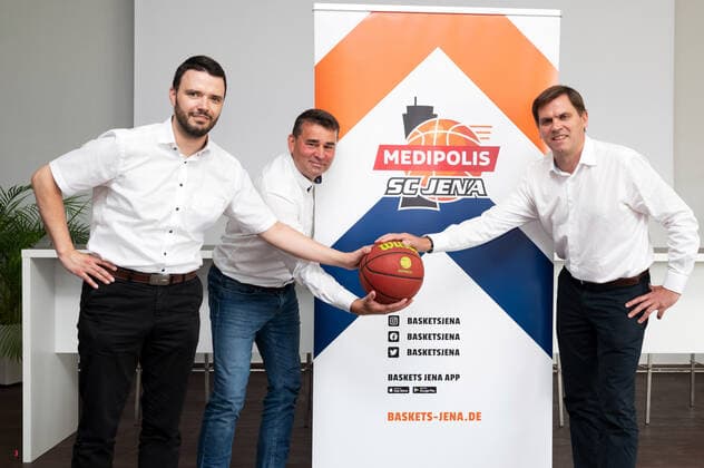 Pressekonferenz Basketball BARMER 2. Basketball Bundesliga ProA Science City Jena wird zu MEDIPOLIS SC Jena v.li. Jenas Finanzdezernent Benjamin Koppe, Baskets Jena Geschäftsführer Lars Eberlein und Medipolis-Geschäftsführer Dr. Christian Wegner präsentieren das neue Logo Sparkassen Arena Jena