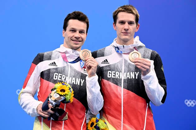 Bilder des Jahres 2021, Sport 07. Juli Sport Themen der Woche KW30 Sport Bilder des Tages HAUSDING Patrick und RUEDIGER Lars Team GER Wasserspringen Synchron 3m der Maenner 3.Platz bei der Siegerehrung TOKYO Olympic Games, Olympische Spiele, Olympia, OS 2020 Sommerspiele in Tokyo Schwimmen am 28. 07.2021 in Tokyo *** HAUSDING Patrick and RUEDIGER Lars Team GER Water diving synchron 3m men 3 place at the award ceremony TOKYO Olympic games 2020 Summer games in Tokyo Swimming on 28 07 2021 in Tokyo