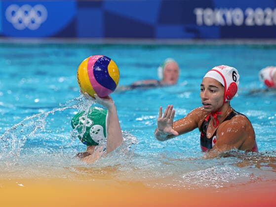 (210728) -- TOKYO, July 28, 2021 -- Gurpreet Sohi (R) of Canada vies with Ashleigh Vaughn of South Africa during the women s Water polo, Wasserball preliminary round match between Canada and South Africa at the 2020 Tokyo Olympic Games, Olympische Spiele, Olympia, OS in Tokyo, Japan, on July 28, 2021. ) (SP)JAPAN-TOKYO-OLYMPICS-WATER POLO-WOMEN S PRELIMINARY WangxJingqiang 