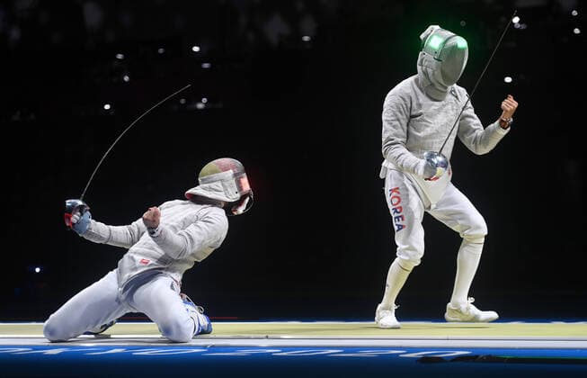 Bilder des Jahres 2021, Sport 07. Juli Sport Themen der Woche KW30 Sport Bilder des Tages (210728) -- TOKYO, July 28, 2021 -- Matyas Szabo (L) of Germany scores from Kim Junghwan of South Korea during the fencing men s sabre team semifinal between South Korea and Germany at the Tokyo 2020 Olympic Games, Olympische Spiele, Olympia, OS in Tokyo, Japan, July 28, 2021. ) (TOKYO2020)JAPAN-TOKYO-OLY-FENCING-SABRE-TEAM ZhangxHongxiang 