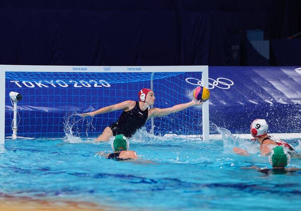 (210728) -- TOKYO, July 28, 2021 -- Meghan Maartens (Rear) of South Africa defends during the women s Water polo, Wasserball preliminary round match between Canada and South Africa at the 2020 Tokyo Olympic Games, Olympische Spiele, Olympia, OS in Tokyo, Japan, on July 28, 2021. ) (SP)JAPAN-TOKYO-OLYMPICS-WATER POLO-WOMEN S PRELIMINARY WangxJingqiang 