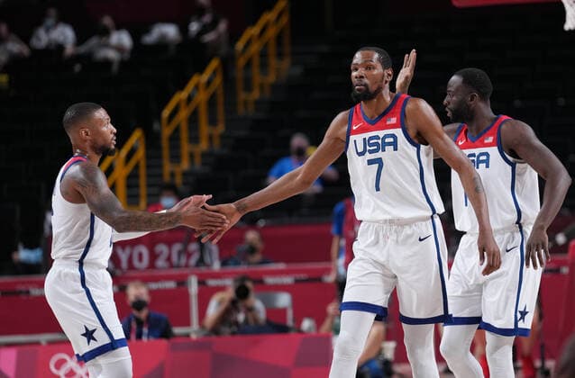 Sport Bilder des Tages (210728) -- TOKYO, July 28, 2021 -- Damian Lillard (1st L) makes a high-five with Kevin Durant (C) of the United States during the men s preliminary round match of basketball between the United States and Iran at Tokyo 2020 Olympic Games, Olympische Spiele, Olympia, OS in Saitama, Japan, July 28, 2021. ) (TOKYO2020)JAPAN-SAITAMA-OLY-BASKETBALL-MEN S PRELIMINARY MengxYongmin 