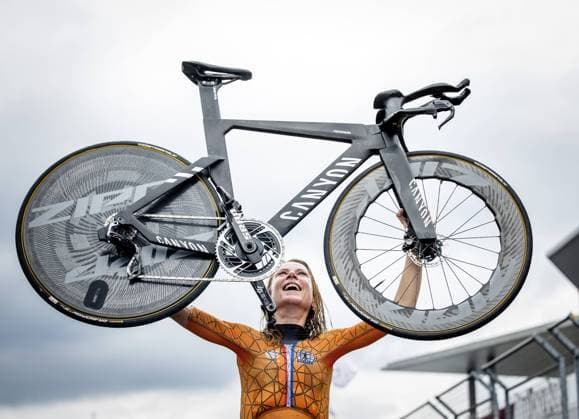 Tokio 2020 im Jahr 2021, Rückblick: Olympische Highlights Sport Bilder des Tages TOKYO - Annemiek van Vleuten holds her bike above her head after winning the individual road time trial at Fuji International Speedway during the Tokyo Olympics. KOEN VAN WEEL W xVIxANPxSportx xxANPxIVx