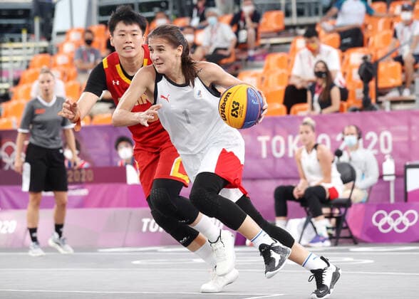 TOKYO, JAPAN - JULY 28, 2021: ROC s Yulia Kozik (R) dribbles past China s Zhang Zhiting in their women s 3x3 basketball semifinal match during the Tokyo 2020 Summer Olympic Games, Olympische Spiele, Olympia, OS at the Aomi Urban Sports Park. Stanislav Krasilnikov TASS  TS109FE6