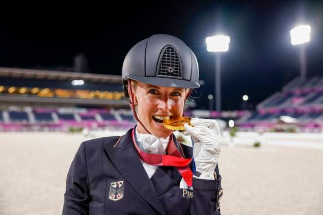 Bilder des Jahres 2021, Sport 07. Juli Tokio 2020 im Jahr 2021, Rückblick: Olympische Highlights Sport Themen der Woche KW30 Sport Bilder des Tages TOKYO - Olympische Spiele Olympic Games, Olympische Spiele, Olympia, OS 2021, TOKYO - Olympische Spiele Olympic Games 2021 von BREDOW-WERNDL Jessica (GER) Grand Prix Kür Freestyle Medaillenvergabe Einzelentscheidung Medal ceremony Individual Tokio, Equestrian Park 28. July 2021 - *** TOKYO Olympic Games Olympic Games 2021, TOKYO Olympic Games Olympic Games 2021 von BREDOW WERNDL Jessica GER Grand Prix Freestyle Medal Ceremony Individual Tokyo, Equestrian Park 28 July 2021