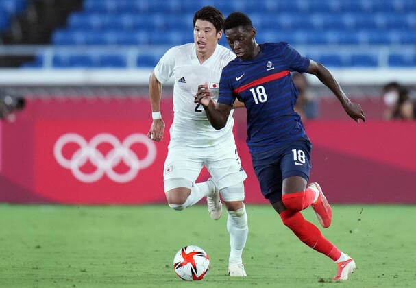 Tokyo 2020 Olympic Games, Olympische Spiele, Olympia, OS (Football Preliminary Match-FRA-JPN) YOKOHAMA, JAPAN, JUL 28: SAKAI Hiroki (JPN) competes for the ball with KOLO MUANI Randal (FRA) during the Football Preliminary Match between France and Japan for Tokyo 2020 Olympic Games in the Yokohama International Stadiume in Yokohama, Japan, on July 28, 2021. Yokohama Yokohama International Stadiume Japan 6850_244295 Copyright: xSeokyongxLee PentaxPressx
