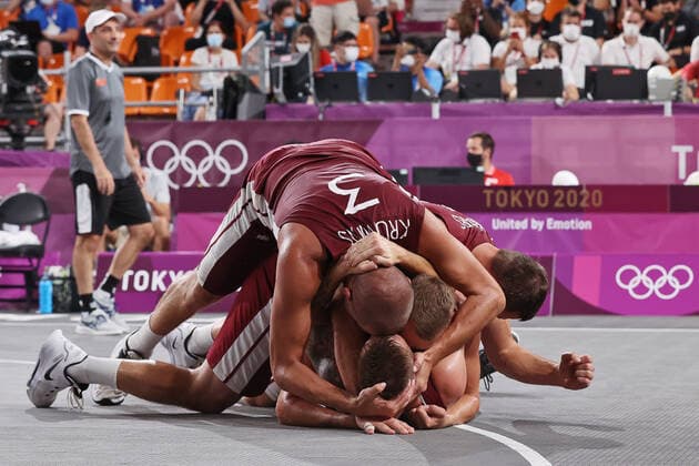 Sport Bilder des Tages TOKYO, JAPAN - JULY 28, 2021: Latvia s players celebrate after winning their men s 3x3 basketball gold medal match against the ROC Team during the Tokyo 2020 Summer Olympic Games, Olympische Spiele, Olympia, OS at the Aomi Urban Sports Park. Stanislav Krasilnikov TASS  TS10A114