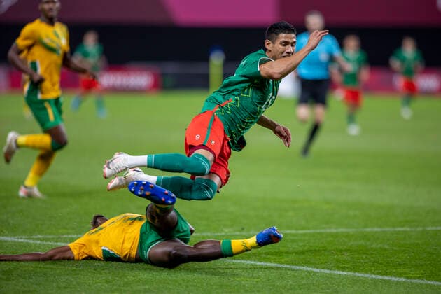 Tokyo 2020 Sapporo Olympics SAPPORO, HO - 28.07.2021: TOKYO 2020 SAPPORO OLYMPICS - Uriel Antuna from Mexico and Repo Malepe from South Africa during the match between South Africa and Mexico at the Tokyo 2020 Olympics, held in 2021, at Sapporo Dome in Sapporo city, Japan (Photo: Richard Callis Fotoarena) x2099193x  RichardxCallis