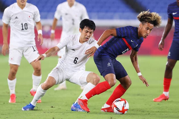 (L-R) Wataru Endo (JPN), Alexis Beka Beka (FRA), JULY 28, 2021 - Football Soccer : Men s First Round Group A match between France 0-4 Japan during the Tokyo 2020 Olympic Games, Olympische Spiele, Olympia, OS at the International Stadium Yokohama in Kanagawa, Japan. Noxthirdxpartyxsales  (165725481)