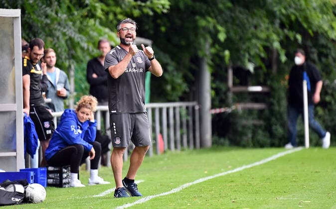 27.07.2021, xjhx, Fussball Testspiel, FSV Frankfurt - SF Siegen emspor, v.l. Trainer Angelo Barletta (FSV Frankfurt) gibt Anweisungen, gestikuliert, mit den Armen gestikulieren gives instructions, gesticulate. (DFL DFB REGULATIONS PROHIBIT ANY USE OF PHOTOGRAPHS as IMAGE SEQUENCES and or QUASI-VIDEO) Frankfurt am Main
