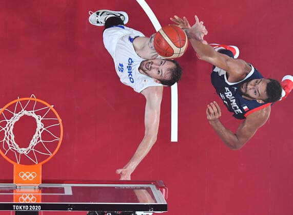 (210728) -- TOKYO, July 28, 2021 -- Rudy Gobert ( R) of France vies for a rebound during the men s preliminary round match of basketball between France and Czech Republic at Tokyo 2020 Olympic Games, Olympische Spiele, Olympia, OS in Saitama, Japan, July 28, 2021. ) (TOKYO2020)JAPAN-SAITAMA-OLY-BASKETBALL-MEN S PRELIMINARY MengxYongmin 