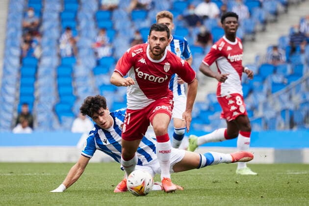 Sport Bilder des Tages LA LIGA pre-season: Real Sociedad-AS Monaco Kevin Volland of AS Monaco competes for the ball with Julen Lobete of Real Sociedad during the the pre-season match between Real Sociedad and AS Monaco at Reale Arena on 28 July, 2021 in San Sebastian, Spain. San Sebastian Reale Arena Basque Country Spain RSOvsMON066 Copyright: xRicardoxLarreinax