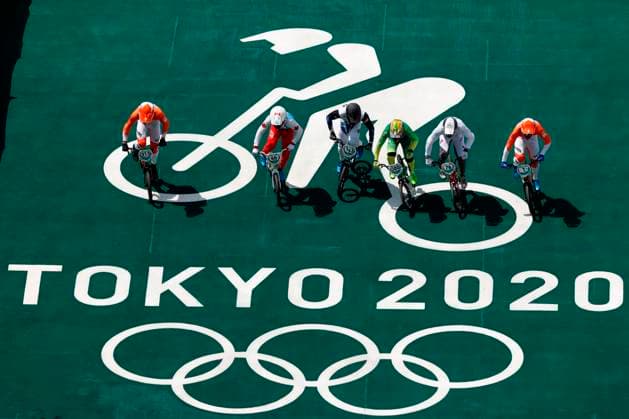 Tokio 2020 im Jahr 2021, Rückblick: Olympische Highlights Sport Bilder des Tages Riders compete during the BMX men s quarterfinals for the 2020 Olympic Games, Olympische Spiele, Olympia, OS at the Ariake Urban Sports Park in Tokyo, Japan, 29 July 2021. 2020 Olympic Games - BMX: Quarterfinals !ACHTUNG: NUR REDAKTIONELLE NUTZUNG!  Copyright: xJoséxMéndezx EVE3786 20210729-ebf2fb297bf843c909b4d9a09fba9c43a5622e9c