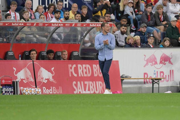Salzburg, Oesterreich 28. Juli 2021: Testspiel - 2020 2021 - RB Salzburg vs. Atletico Madrid Trainer Matthias Jaissle (FC Salzburg) gestikuliert am Spielfeld. Red Bull Arena Copyright: xFotostandx xWassmuthx