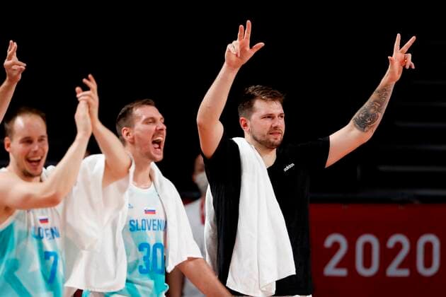Slovenia s Luka Doncic (R), Zoran Dragic (C) and Klemen Prepelic (L) jubilate on the bench during their match for Group C of men s basketball between Japan and Slovenia for the 2020 Olympic Games, Olympische Spiele, Olympia, OS at the Saitama Super Arena in Tokyo, Japan, on 29 July 2021. 2020 Olympics Basketball: Slovenia - Japan !ACHTUNG: NUR REDAKTIONELLE NUTZUNG!  Copyright: xKaixFörsterlingx EVE3945 20210729-c39e2475c126ad0e49d8646168fa06e79f900249