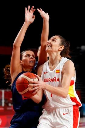 Spain s Alba Torrens (R) in action against Serbia s Ana Dabovic (L) during their match for Group A of women s basketball between Serbia and Spain for the 2020 Olympic Games, Olympische Spiele, Olympia, OS at the Saitama Super Arena in Tokyo, Japan, on 29 July 2021. 2020 Olympics Basketball: Serbia - Spain !ACHTUNG: NUR REDAKTIONELLE NUTZUNG!  Copyright: xKaixFörsterlingx EVE3984 20210729-ae0be9f85e99861e118bfbdea4c7d924144ba961