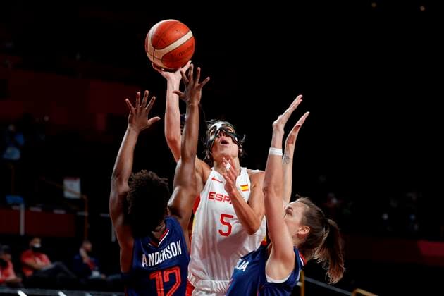 Spain s Cristina Ouvina (C) in action against Serbia s Yvonne Anderson (L) during their match for Group A of women s basketball between Serbia and Spain for the 2020 Olympic Games, Olympische Spiele, Olympia, OS at the Saitama Super Arena in Tokyo, Japan, on 29 July 2021. 2020 Olympics Basketball: Serbia - Spain !ACHTUNG: NUR REDAKTIONELLE NUTZUNG!  Copyright: xKaixFörsterlingx EVE3993 20210729-c74566d17f0db51d3ae7c2c3d9bf1923eabd34d4