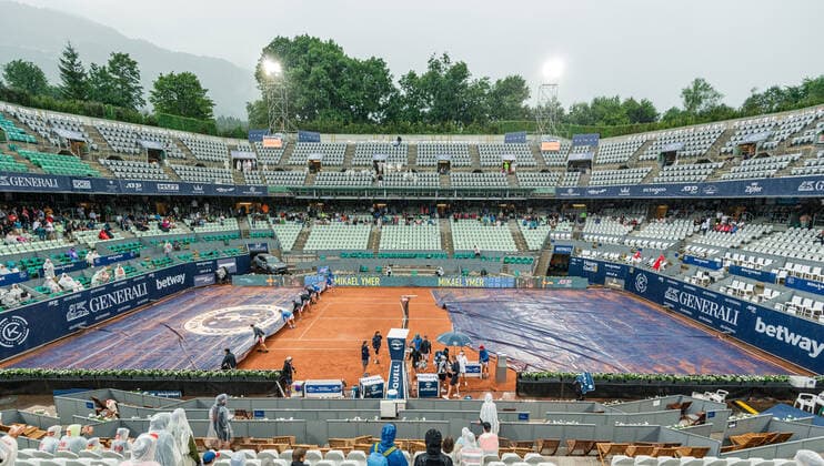 28.07.2021, Sportpark, Kitzbühel, AUT, ATP, Tennis Herren Tour, Generali Open Kitzbühel, im Bild Regenunterbrechung rain Delay during the Generali Open Tennis Tournament of the ATP Tour at the Sportpark in Kitzbühel, Austria on 2021 07 28.