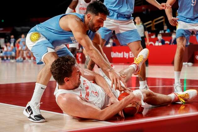 Spain s Pau Gasol (R) fights for the ball against Argentina s Facundo Campazzo (L) during their match for Group C of men s basketball between Spain and Argentina for the 2020 Olympic Games, Olympische Spiele, Olympia, OS at the Saitama Super Arena in Tokyo, Japan, 29 July 2021. 2020 Olympics Basketball: Spain - Argentina !ACHTUNG: NUR REDAKTIONELLE NUTZUNG!  Copyright: xKaixFörsterlingx EVE4170 20210729-6bed55040539b4347438360467ef9e95ce57d850