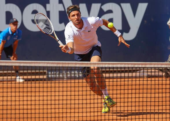 Arthur Rinderknech (FRA) spielt einen Vorhand Volley am Netz, Copyright: xJuergenxHasenkopfx