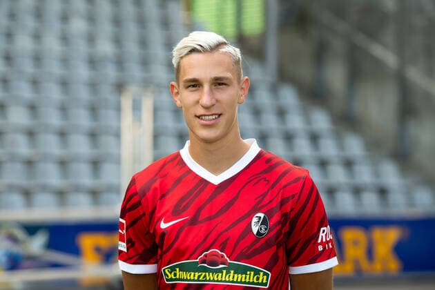 Nico Schlotterbeck (SC Freiburg, 4), GER, SC Freiburg, 29.07.2021, Media Day Fussball Bundesliga, Spielzeit 2021 2022 DFL REGULATIONS PROHIBIT ANY USE OF PHOTOGRAPHS AS IMAGE SEQUENCES AND OR uerthQUASI-VIDEO GER, SC Freiburg, 29.07.2021, Media Day Fussball Bundesliga, Spielzeit 2021 2022 Freiburg Copyright: xEibnerxPressefotox EP_EER